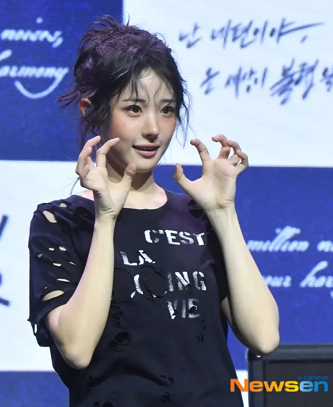 QWER Hina Official Profile Birthday Profile Photo