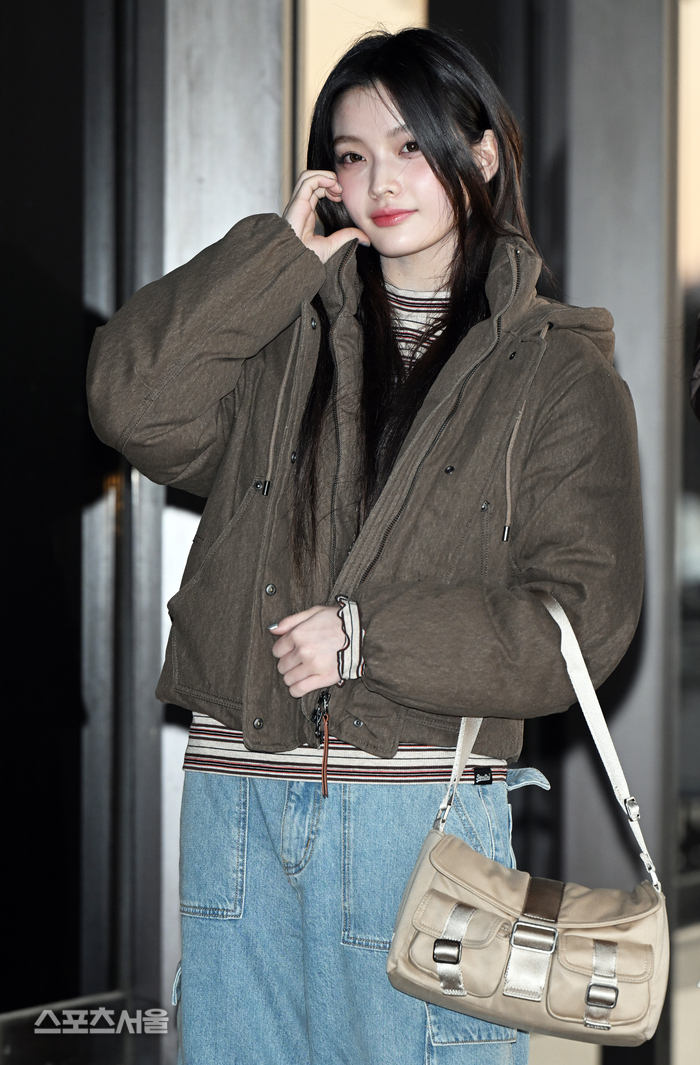 Iroha ILLIT Y2K fashion details